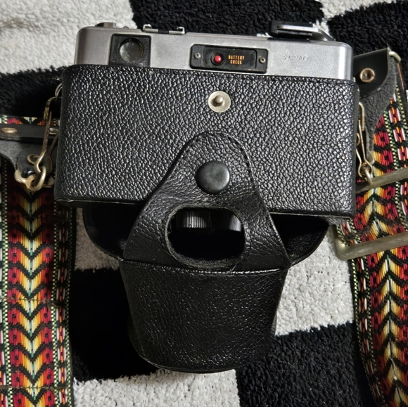 YASHICA ELECTRO 35 GSN Camera 45mm with vintage strap - Picture 3 of 4